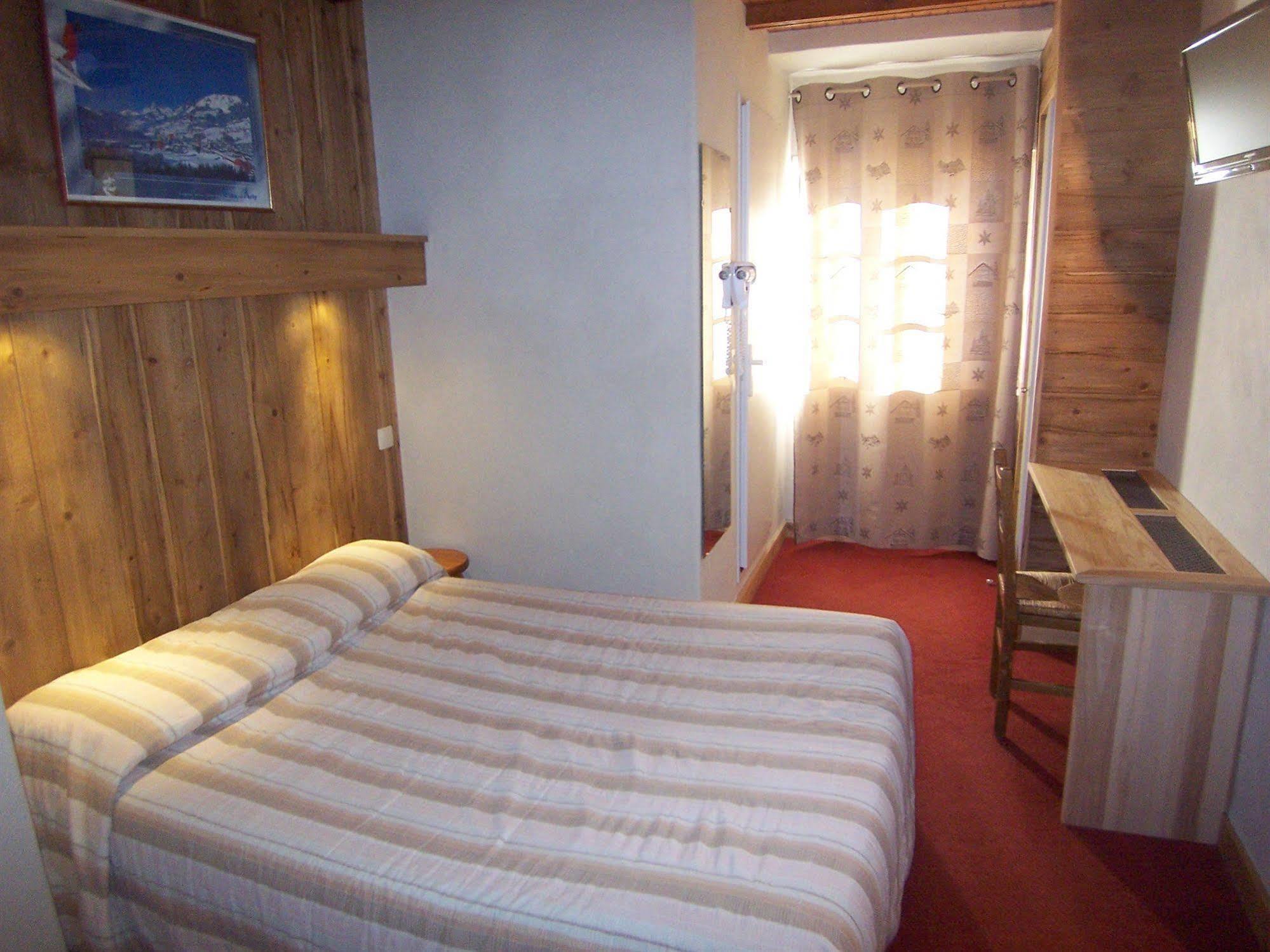 Hotel Les Bernards พลาซ-ซัวร์-อาร์ลี ภายนอก รูปภาพ