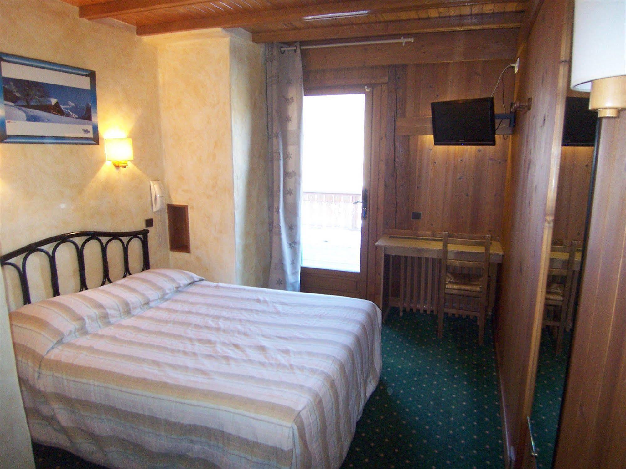 Hotel Les Bernards พลาซ-ซัวร์-อาร์ลี ภายนอก รูปภาพ